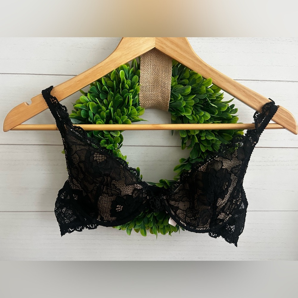 Victoria’s Secret Very Sexy Black Lace deep v bra. 34b